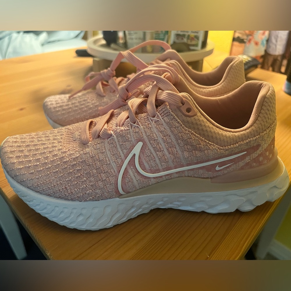 Nike women’s size 7 running/ walking shoes